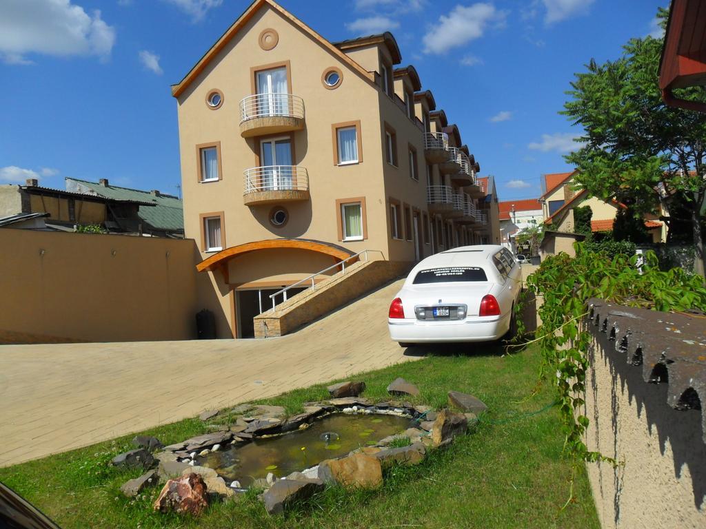 Hotel Palma Нірбатор Екстер'єр фото