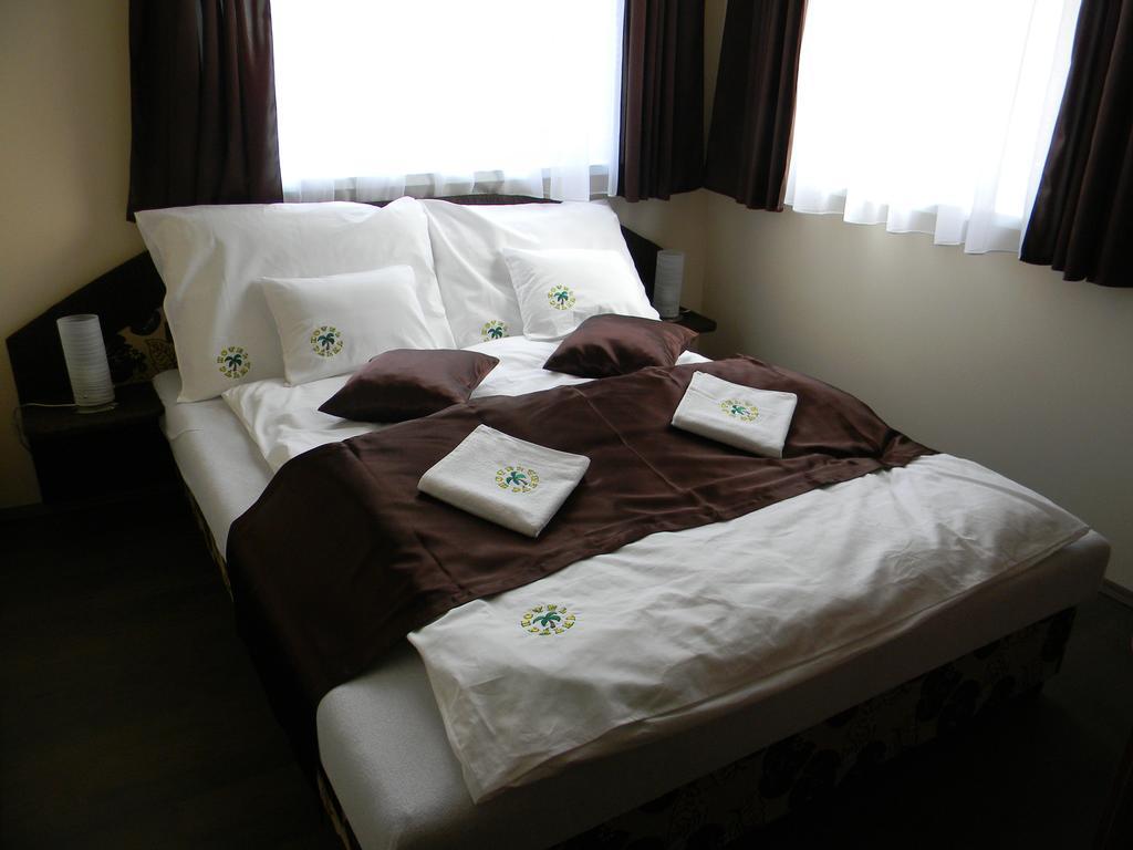 Hotel Palma Нірбатор Номер фото