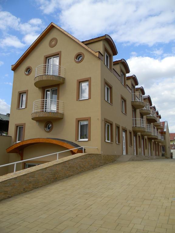 Hotel Palma Нірбатор Екстер'єр фото